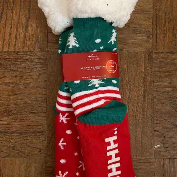 BNWT HALLMARK HOLIDAY SHERPA GRIPPER SOCKS (OS) - Picture 1 of 4